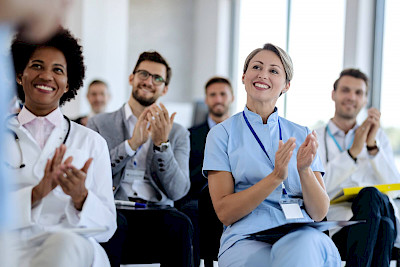 Zwischen Klinik-Alltag und CME-Pflicht: Fortbildung, die Ärzt:innen wirklich brauchen